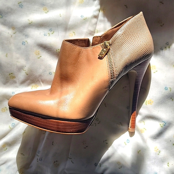 Micheal Kors boots - Picture 2 of 3